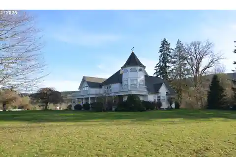 Victorian Estate on 20.55 Waterfront Acres