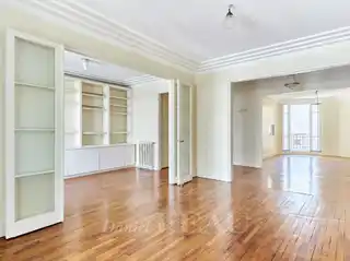 Bright and Peaceful Apartment in an Art Deco Building