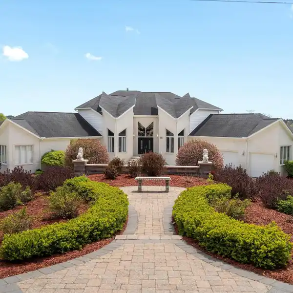 CONTEMPORARY ESTATE ON THREE-PLUS PRIVATE ACRES