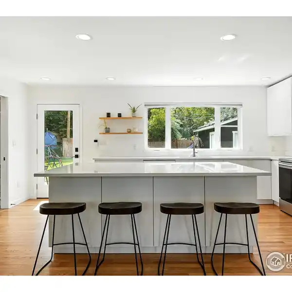 MODERN MARTIN ACRES HOME WITH TESLA SOLAR