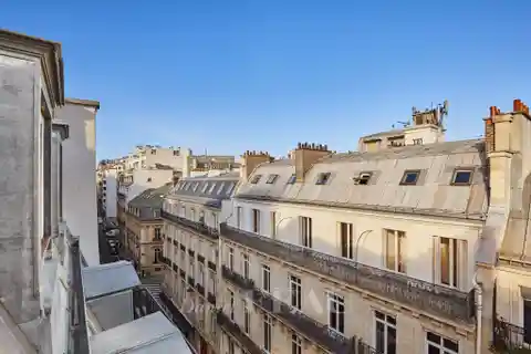 Elegant Air-Conditioned Pied-à-Terre Near Shops