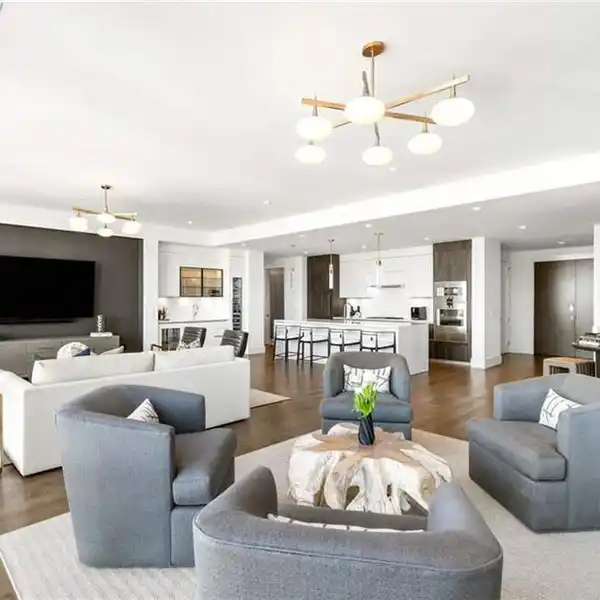 SOPHISTICATED CONDO WITH EXPANSIVE SKYLINE VIEWS