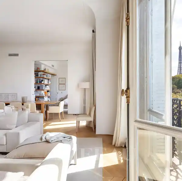 AIR-CONDITIONED APARTMENT IN PRESTIGIOUS STONE BUILDING