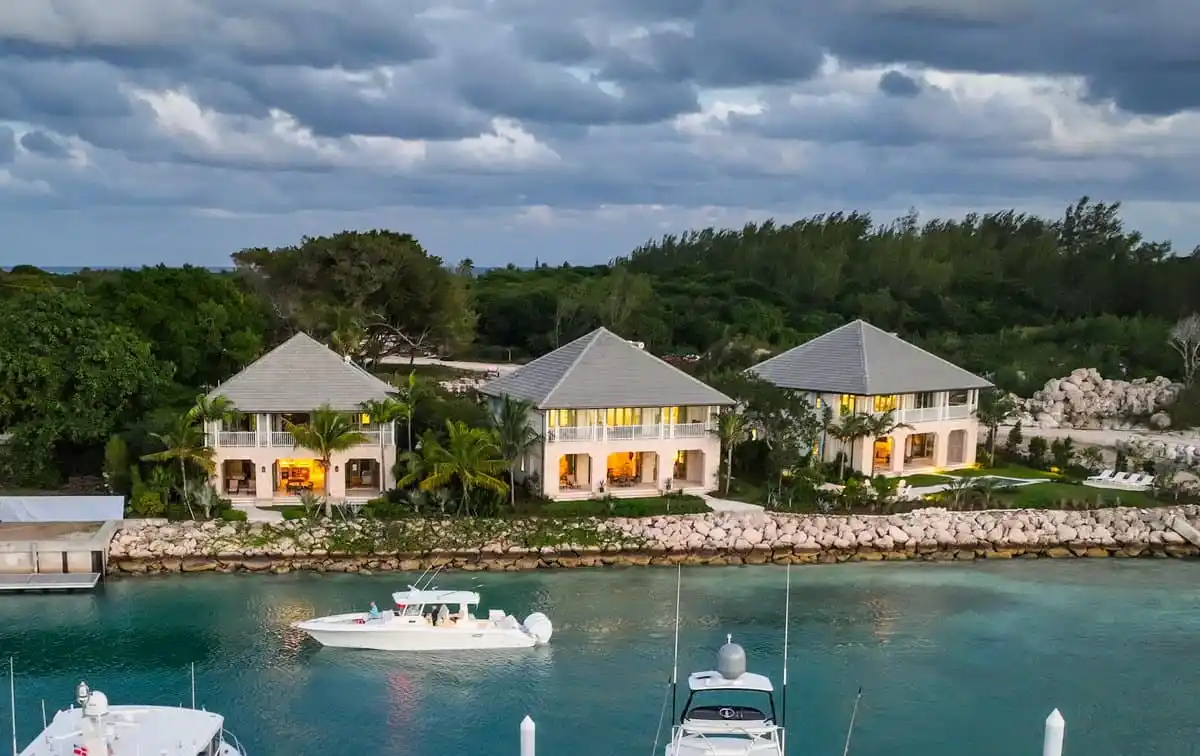 Turn-key Coral Cottage Residence Located in Legendary Harbour Island