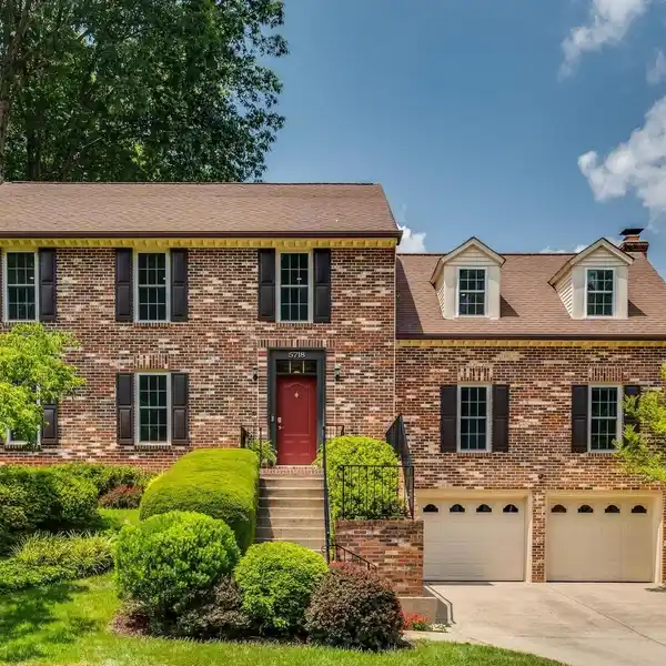 BEAUTIFULLY MAINTAINED BURKE CENTRE RESIDENCE