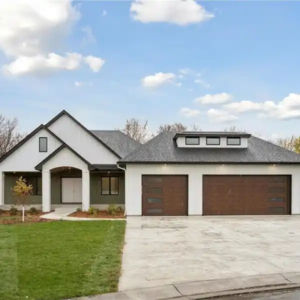 UNIQUE OPPORTUNITY IN SCENIC RIVER LANDING