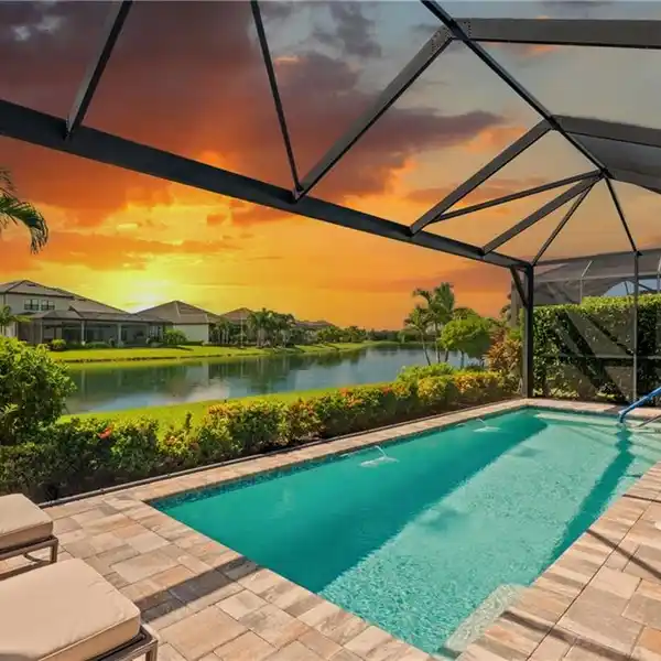 BRIGHT HOME RELAXATION WITH ITS LAKEFRONT SETTING