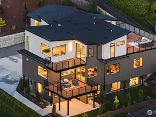 Extraordinary Home in Prestigious Boulevard Bluffs