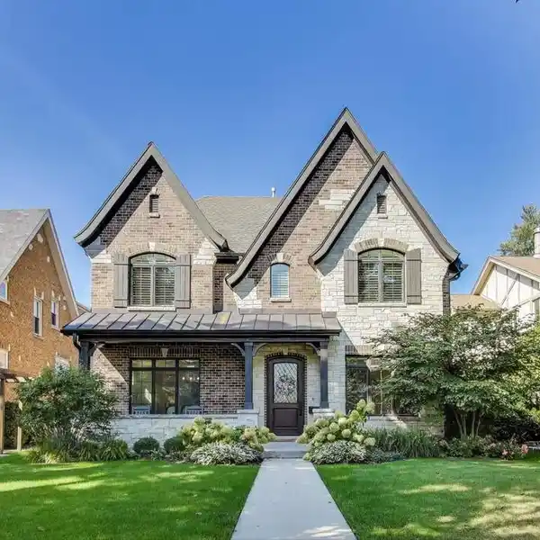 ELEGANT FLOW WITH DESIGNER TOUCHES THROUGHOUT