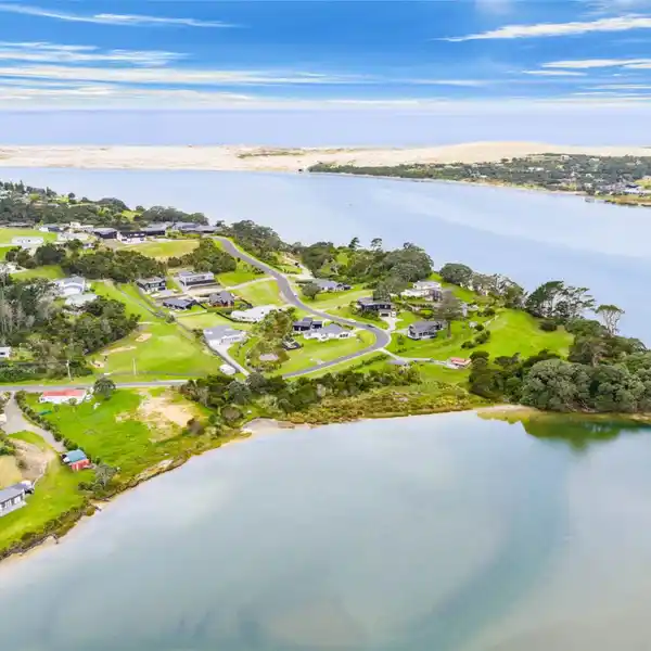 LOVELY DESIGN MEETS RELAXED COASTAL LIVING