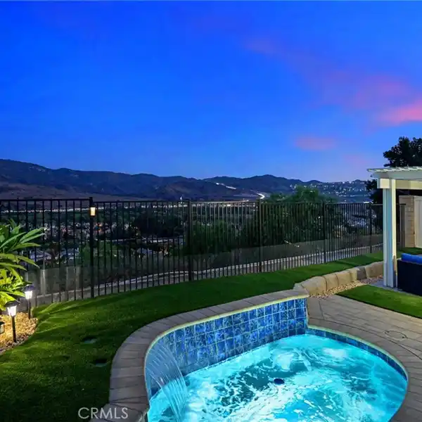 ELEGANT TOWNHOME WITH MAIN FLOOR BEDROOM RETREAT