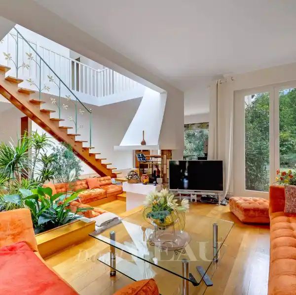 BRIGHT ARCHITECT-DESIGNED PROPERTY LOCATED IN PEACEFUL AND PRIVATE STREET