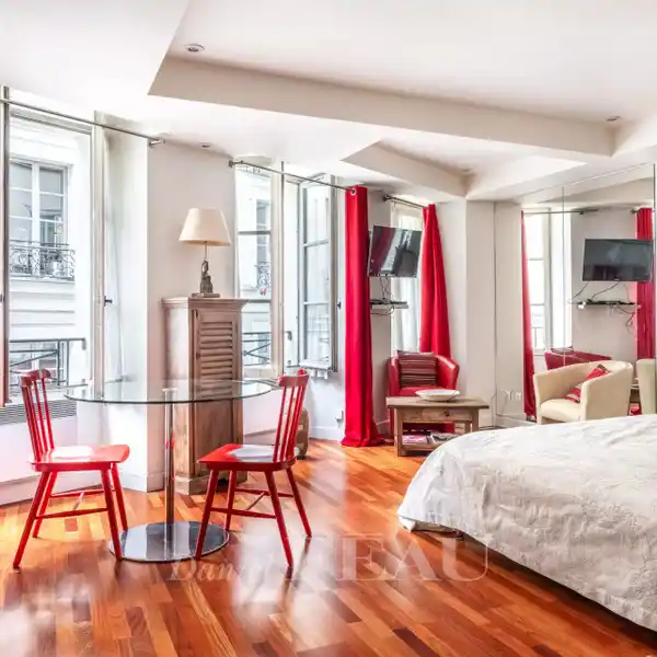 EXCEPTIONAL LIGHT-FILLED APARTMENT
