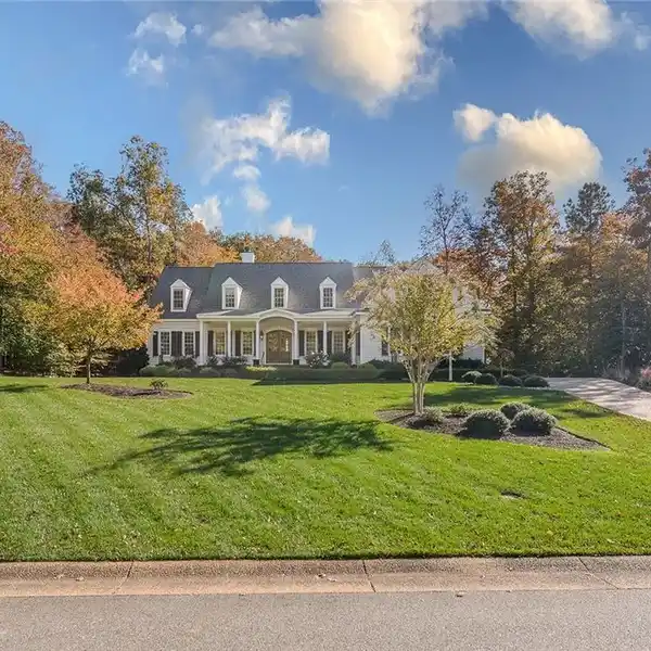 ELEGANT CRAFTSMANSHIP MEETS MODERN COMFORT