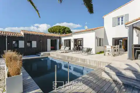 Bright Contemporary Retreat by the Sea