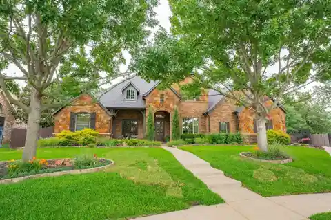 Exquisite Residence on a Quiet Cul-De-Sac
