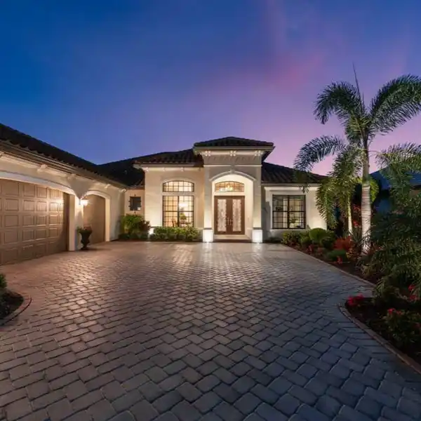 GRAND LUXURY PROPERTY ON A UNIQUE WRAPAROUND LAKE LOT