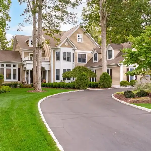 CUSTOM COLONIAL IN THE HEART OF THE HUDSON VALLEY