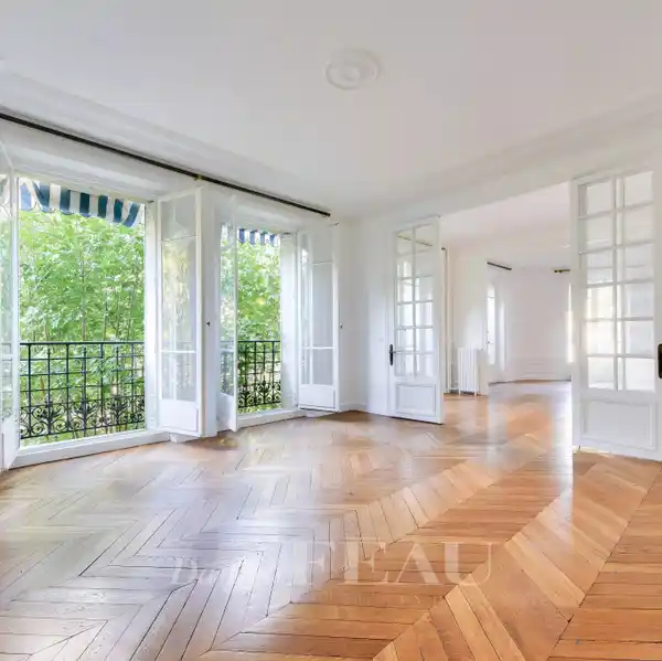 RAISED FIRST FLOOR APARTMENT IN A BEAUTIFUL PERIOD BUILDING