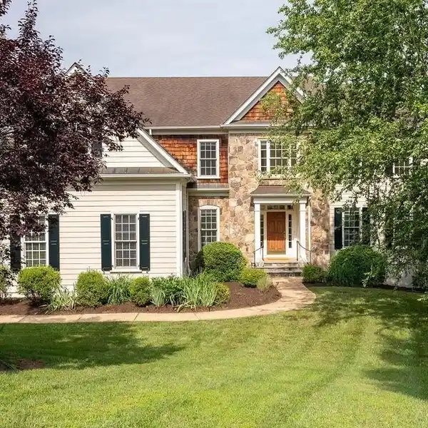 RARE OPPORTUNITY IN GLENMORE