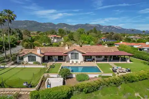 Single-level Retreat with Sweeping Views