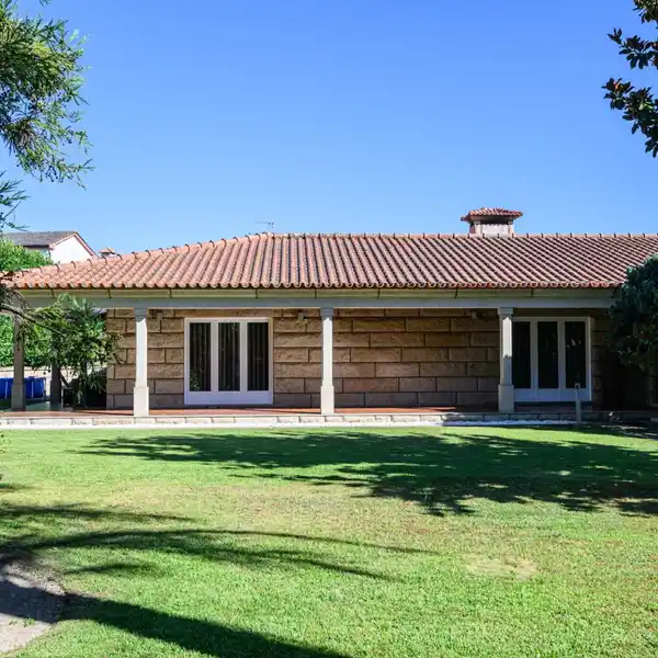 ELEGANT SINGLE-STORY VILLA WITH EXPANSIVE GARDEN SPACES