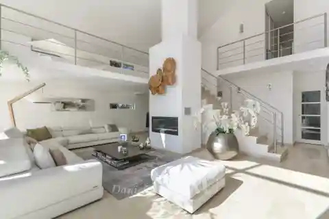 Cathedral-ceiling Home in Peaceful Leafy Setting