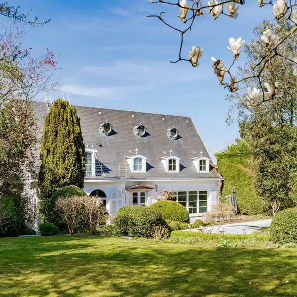 CHARMING VILLA IN A GREEN SETTING