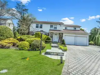 Exquisite Colonial Home in Manhasset Hills