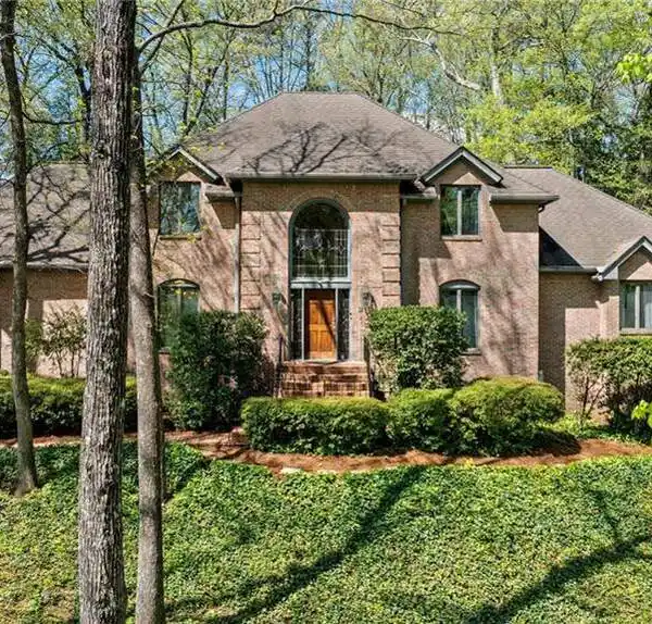 INVITING RESIDENCE ON JUST OVER AN ACRE