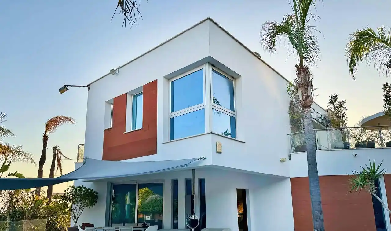 Luxury and Comfort in Prestigious Kalogiroi