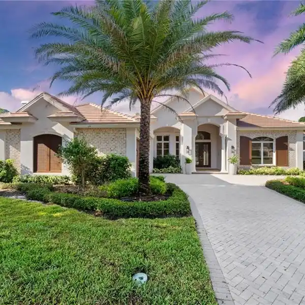 EXQUISITE HOME IN PRESTIGIOUS GREY OAKS