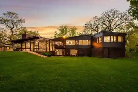 Midcentury Marvel with Panoramic Nature Views