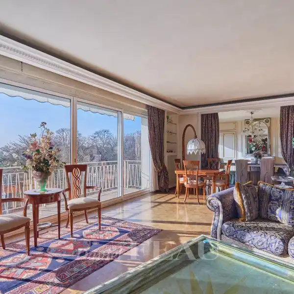 ELEGANT 2-BEDROOM WITH SOUTH-FACING TERRACE