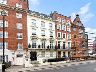 Elegant Duplex Steps from Buckingham Palace