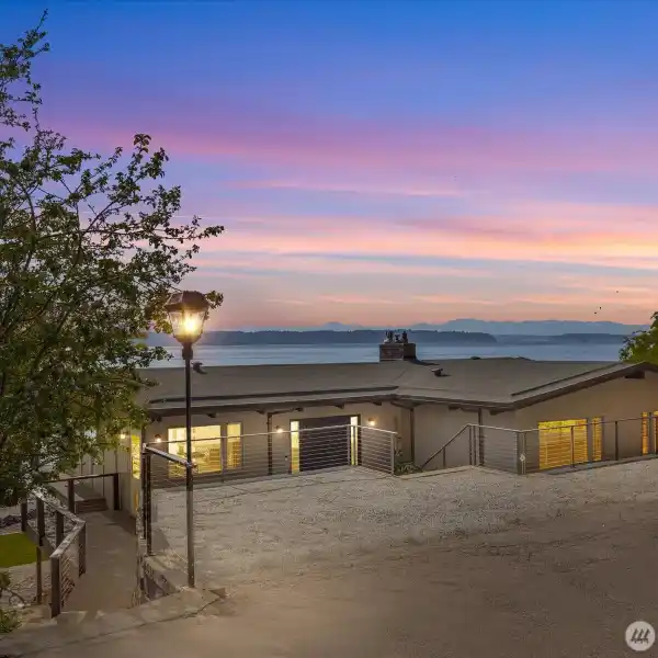 WATERFRONT HAVEN WITH SWEEPING VIEWS