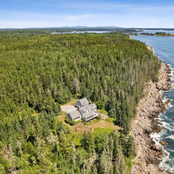 QUINTESSENTIAL MAINE RETREAT
