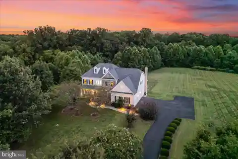 Grand Colonial Elegance Surrounded by Natural Beauty