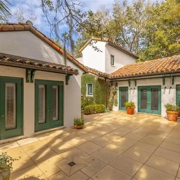 SPACIOUS FIVE BEDROOM COTTAGE IN OCEAN FOREST