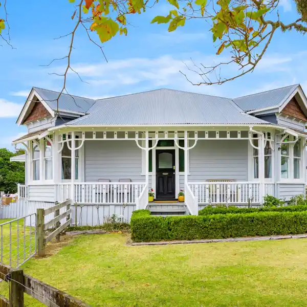 RENOVATED DOUBLE-BAY VILLA