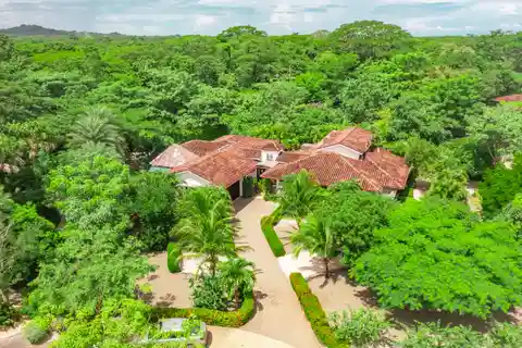 Pura Vida House: Six Bedroom Home in a Gated Community