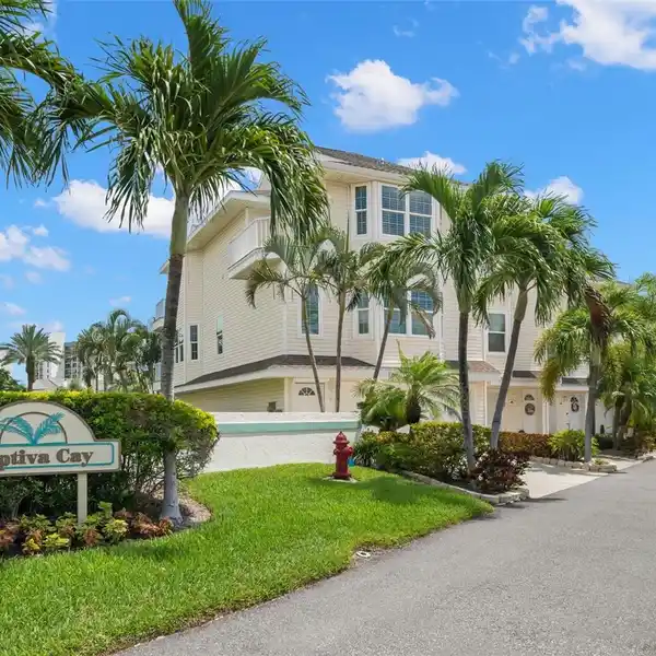 ELEGANT KEY WEST STYLE WATERFRONT TOWNHOME