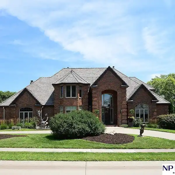 EXECUTIVE POOL HOME BACKING TO LAKE ZORINSKY PARK