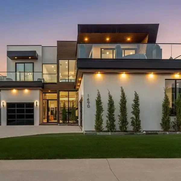 REFINED LIVING WITH BEAUTIFUL OUTDOOR SPACE