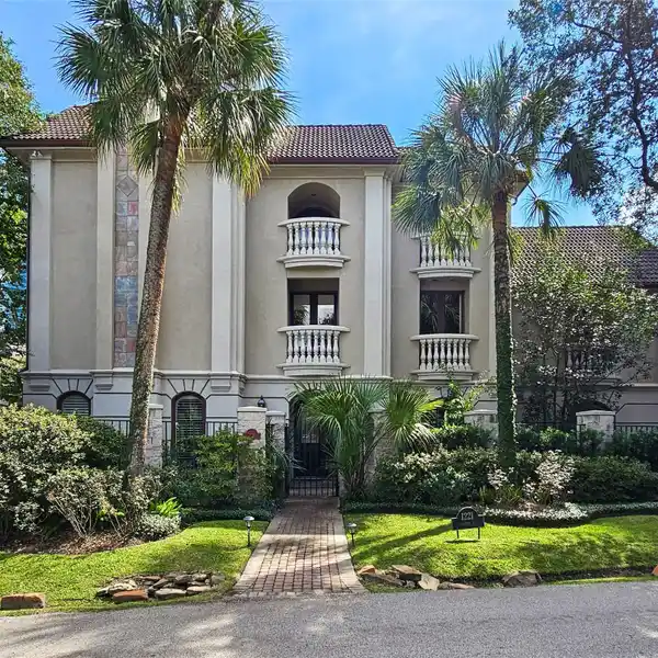 EXCEPTIONAL AND REFINED HOME IN IDEAL LOCATION