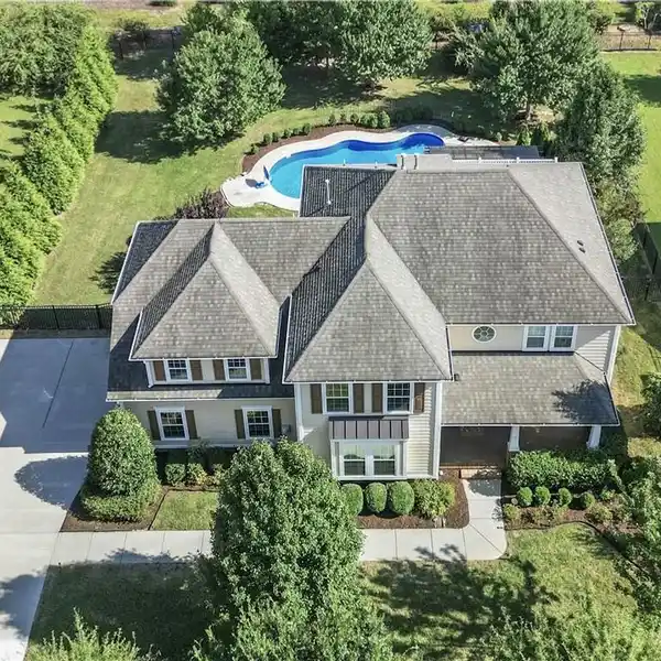 BEAUTIFUL NORTH SHORE POOL HOME