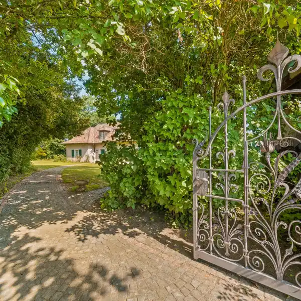 SUPERB PROPERTY NESTLED IN SOUGHT AFTER NEIGHBORHOOD