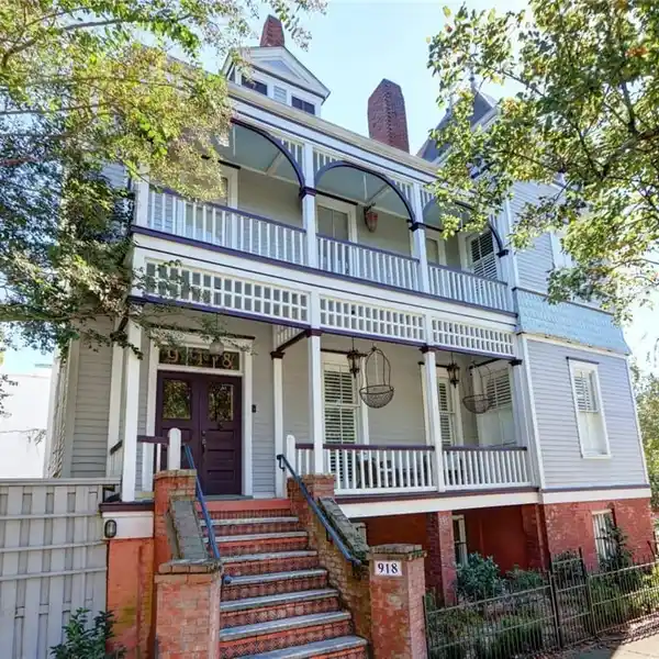 SPECTACULAR QUEEN ANNE STYLE HOME