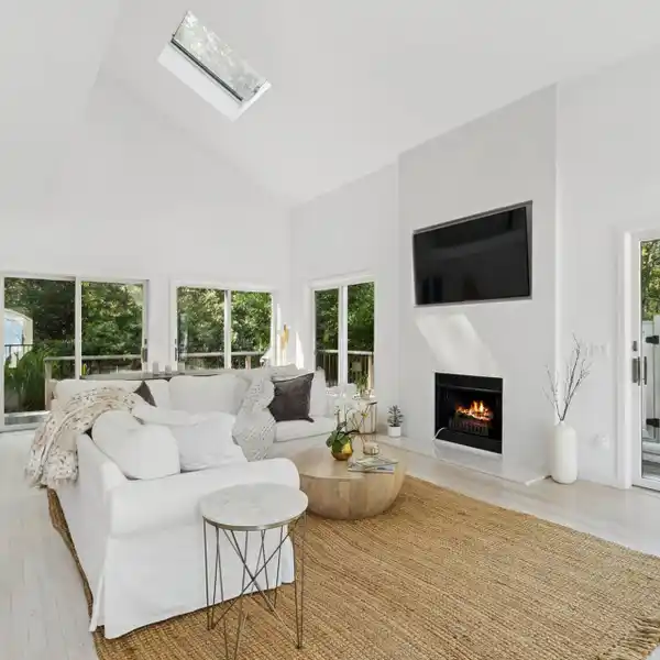 RENOVATED CONTEMPORARY RETREAT NEAR EAST HAMPTON BEACHES