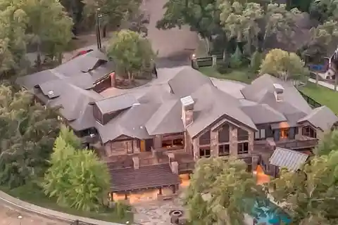Resort-style Waterfront Lodge at Cedar Creek Lake